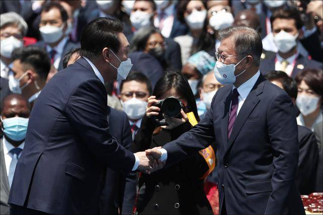 윤석열 대통령이 10일 오전 서울 여의도 국회에서 열린 제20대 대통령 취임식에서 문재인 전 대통령과 악수를 하고 있다. 오대근 기자