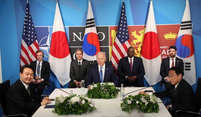 한미일 3국 정상이 지난해 6월 29일 스페인 마드리드 이페마(IFEMA) 국제회의장에서 정상회담을 하고 있다. 왼쪽부터 윤석열 대통령, 조 바이든 미국 대통령, 기시다 후미오 일본 총리. 마드리드= 서재훈 기자