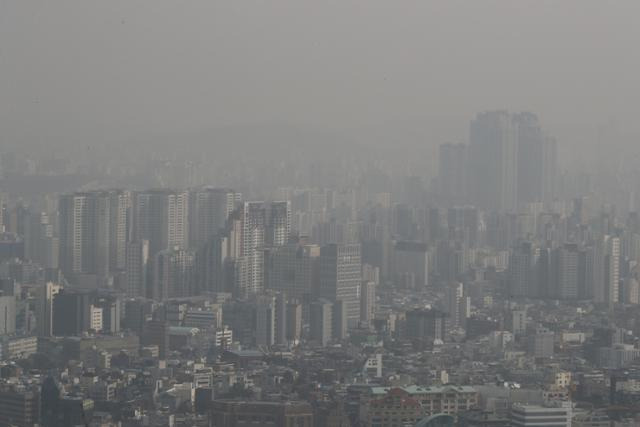 미세먼지 농도가 나쁨 수준을 보인 지난 11일 오전 서울 중구 남산에서 바라본 서울 시내가 뿌옇게 보이고 있다. 뉴시스