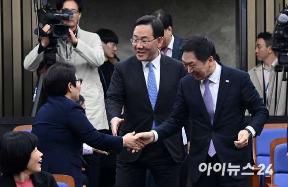 김기현 국민의힘 대표와 주호영 원내대표가 16일 오후 서울 여의도 국회에서 열린 의원총회에 참석하며 임이자 의원과 인사하고 있다. [사진=김성진 기자]