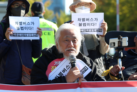 박경석 전국장애인차별철폐연대(전장연) 대표가 18일 오전 서울 서초구 서울중앙지방법원 앞에서 버스운행 방해 혐의 재판 선고에 앞서 기자회견을 하고 있다. [사진=뉴시스]