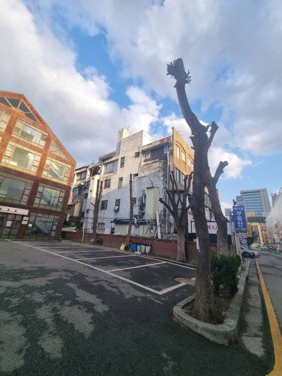 강남에 위치한 프리미엄 고시원 외관. 엘리베이터 없는 건물의 낡은 고시원으로 보이지만, 내부는 화이트톤 인테리어가 되어 있는 게 특징이다.