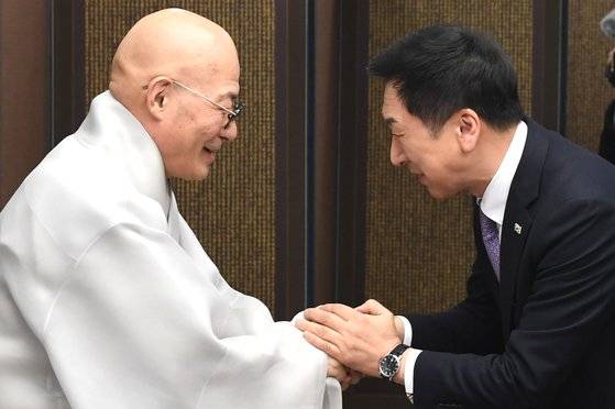 김기현 국민의힘 대표(오른쪽)가 16일 서울 종로구 조계사 내 한국불교역사문화기념관에서 대한불교 조계종 총무원장인 진우 스님과 만나 악수하고 있다. 뉴스1