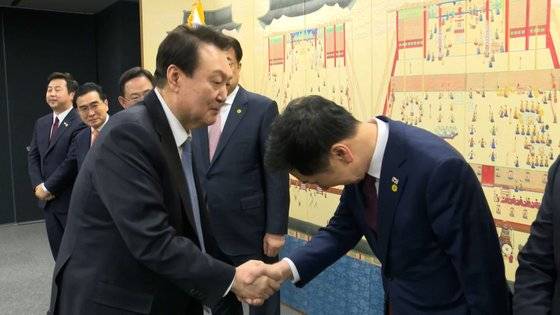 윤석열 대통령이 지난 13일 서울 용산 대통령실에서 열린 국민의힘 지도부와 만찬에서 김기현(오른쪽) 대표와 악수하고 있는 모습. 김 대표는 이날 90도 가깝게 허리를 숙여 인사를 했다. 뉴스1