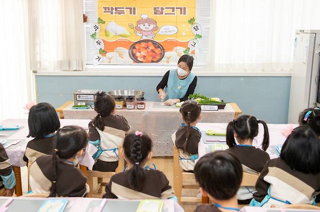 서울 금천구에 있는 한 어린이집에서 원생들에게 특색 교육프로그램으로 ‘깍두기 만들기’를 선보이고 있다. 금천구 제공