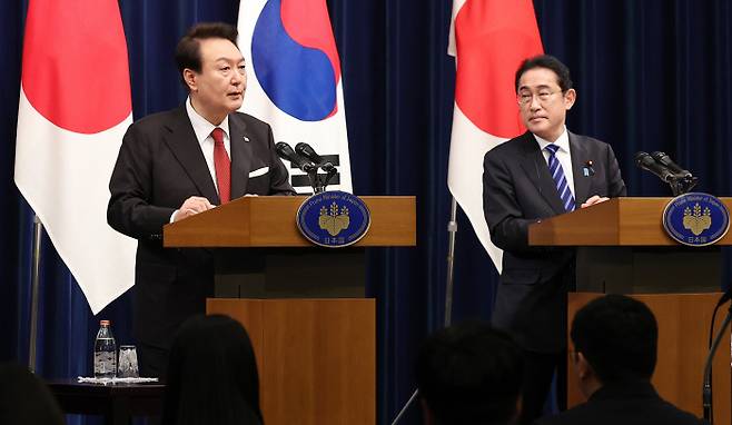 공동 기자회견 윤석열 대통령이 16일 오후 일본 도쿄 총리 관저에서 기시다 후미오 일본 총리와 정상회담을 마친 뒤 공동 기자회견에서 발언하고 있다. 연합뉴스