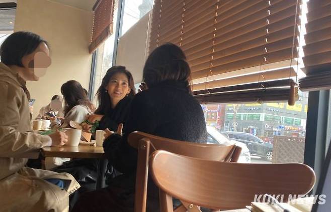 이부진 호텔신라 사장이 16일 오후 서울 한 카페에서 학부모들과 대화하고 있다. 사진=송금종 기자 