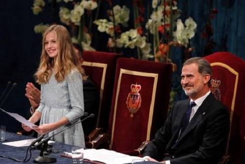 스페인 국왕 필리페 6세(오른쪽)과 그의 맏딸인 레오노르 공주. EPA연합뉴스