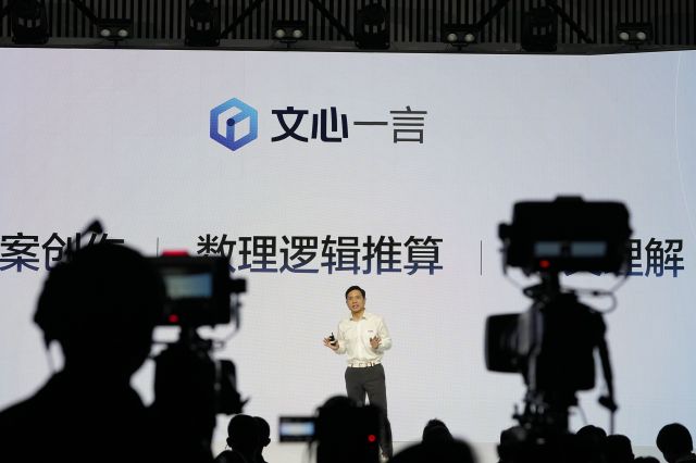 16일(현지시간) 중국 베이징에서 열린 행사에서 로빈 리 바이두 최고경영자(CEO)가 '어니봇'의 기능을 소개하고 있다. AP연합뉴스