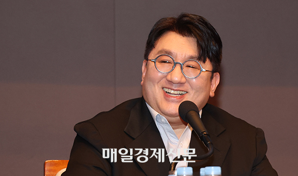 Bang Si-hyuk, the founder and chairman of Hybe, addressing in a forum hosted by the Kwanhun Club, an association of senior journalists, in central Seoul on Wed.  [Photo by Lee Seung-hwan]