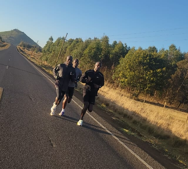 오주한(오른쪽)이 해발 2300m 케냐 고지대에서 훈련하고 있다. 사진=청양군청 제공