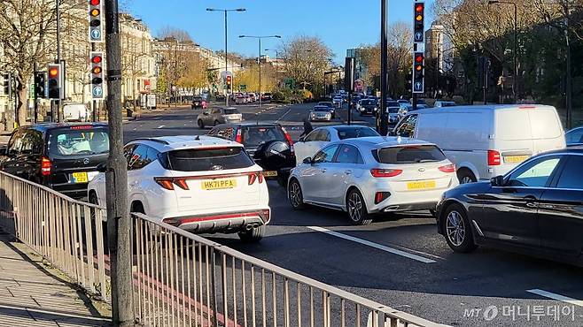 영국 런던의 한 시내에 현대차 투싼과 기아 유럽 전용 모델 씨드가 정차돼있다.