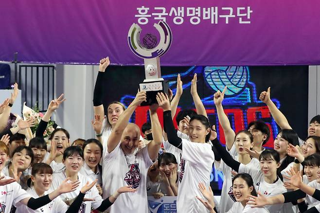 여자 프로배구 정규리그 1위에 오른 흥국생명의 아본단자 감독과 김연경이 우승 트로피를 들어 올리고 있다. /사진= 뉴스1