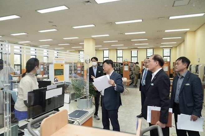 신상진 성남시장은 15일 오후 성남시 중앙도서관과 중원도서관을 방문해 현장을 확인했다. / 사진제공=성남시