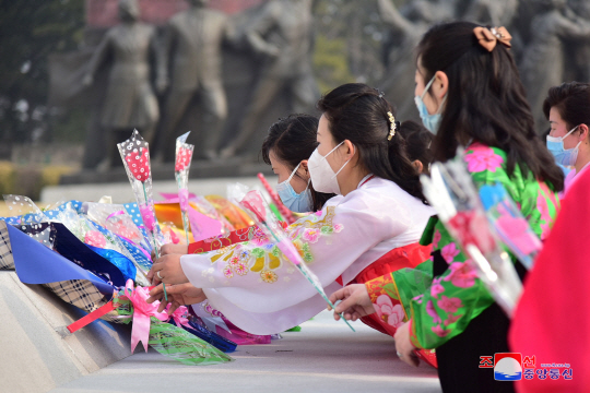 북한이 3·8 국제부녀절(세계 여성의 날)을 맞아 주민들이 김일성·김정일 동상에 헌화했다고 조선중앙통신이 9일 보도했다. 연합뉴스