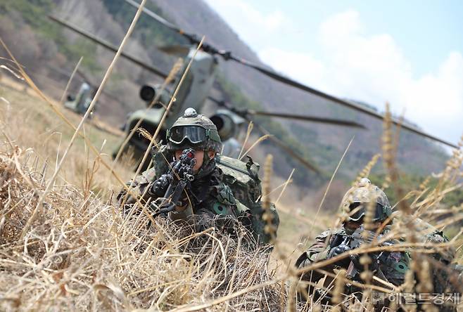 13일부터 17일까지 전남 장성 일대에서 2023 FS/TIGER 연습의 일환으로 대규모 공정·공중강습훈련을 실시 중인 육군2신속대응사단 장병들이 CH-47 헬기(시누크)에서 이탈하여 목표지점으로 신속히 이동하고 있다. 육군제공
