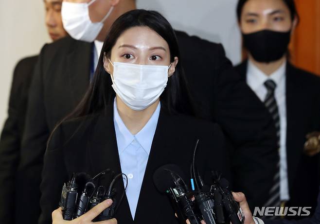 [부산=뉴시스] 하경민 기자 = 조국 전 법무부 장관의 딸 조민씨가 부산대학교 의학전문대학원 입학 취소결정에 불복해 제기한 입학허가 취소 처분 취소 소송의 증인심문을 위해 16일 부산 연제구 부산지법에 출석, 법정 앞에서 발언을 하고 있다. 2023.03.16. yulnetphoto@newsis.com