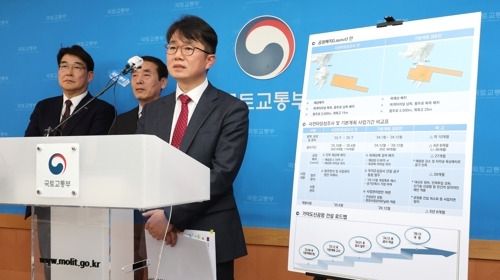 국토부 ‘가덕도신공항, 매립식으로 29년 12월 개항 추진’ - 박지홍 가덕도신공항 건립추진단장이 14일 세종시 정부세종청사 국토교통부에서 열린 가덕도신공항 기본계획 용역 중간보고회에서 세부 내용을 설명하고 있다. 왼쪽부터 정문경 지방공학회장, 최연철 한서대 교수, 박지홍 단장.  연합뉴스