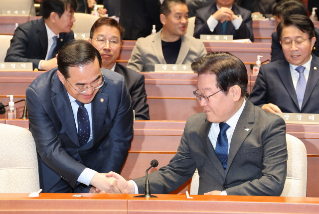 이재명(오른쪽) 더불어민주당 이재명 대표와 박홍근 원내대표가 16일 오후 서울 여의도 국회에서 열린 의원총회에서 인사하고 있다. 연합뉴스