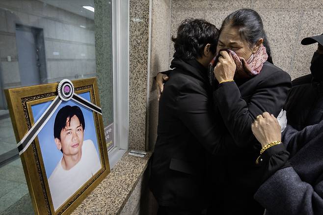 3월15일 서울시립승화원에서 타이 출신 미등록 이주노동자 분추 씨의 화장이 시작되자 아내 마리 씨가 울음을 터트렸다. ⓒ시사IN 신선영
