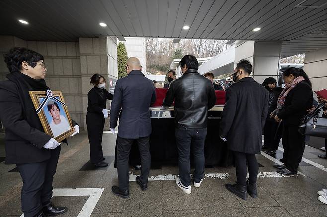 3월15일 서울시립승화원에서 포천시 지역사회보장협의체 관계자들과 타이 출신 지인들이 분추 씨의 상여를 운구하고 있다. ⓒ시사IN 신선영