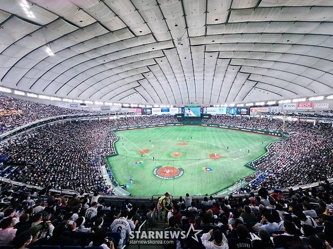 16일 일본과 이탈리아의 2023 WBC 8강전이 열린 도쿄돔이 4만 6천여명의 팬들로 가득 찼다. /사진=김우종 기자