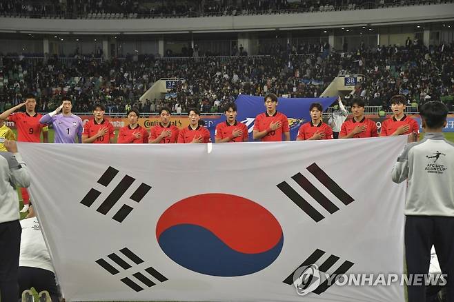 우즈베키스탄과 경기 시작 전에 국민의례를 하는 한국 선수들. [AP=연합뉴스]