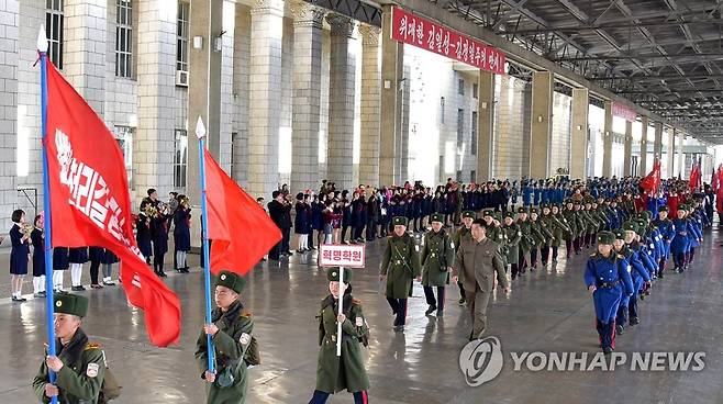 '배움의 천리길 답사행군대' 모습 지난 2018년 학생 소년들의 '배움의 천리길 답사 행군대' 모습 [평양 조선중앙통신=연합뉴스. 연합뉴스 자료사진. 국내에서만 사용가능. 재배포 금지. For Use Only in the Republic of Korea. No Redistribution] photo@yna.co.kr