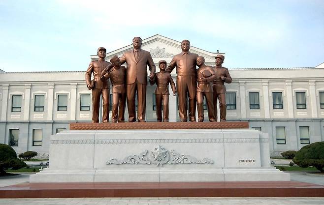 '배움의 천리길' 답사행군대 만경대 도착 (평양 조선중앙통신=연합뉴스) '배움의 천리길' 답사행군대의 만경대 도착 모임이 28일 만경대혁명학원에서 진행됐다고 조선중앙통신이 보도했다. '배움의 천리길'은 김일성 주석이 11세인 1923년 3월 아버지 김형직의 뜻에 따라 우리나라의 말과 글을 배우려고 홀로 중국 만주 바다오고우(八道溝)에서 고향 만경대까지 걸어왔다는 코스를 말한다. 2013.3.28 photo@yna.co.kr