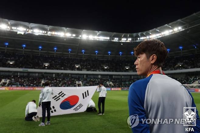 U-20 아시안컵 4강전 치르는 김은중 감독 (서울=연합뉴스) 15일(현지시간) 우즈베키스탄 타슈켄트 분요드코르 스타디움에서 열린 2023 아시아축구연맹(AFC) U-20 아시안컵 4강전 한국과 우즈베키스탄의 경기.
    김은중 감독이 경기장을 둘러보고 있다. 2023.3.16 [대한축구협회 제공. 재판매 및 DB 금지] photo@yna.co.kr