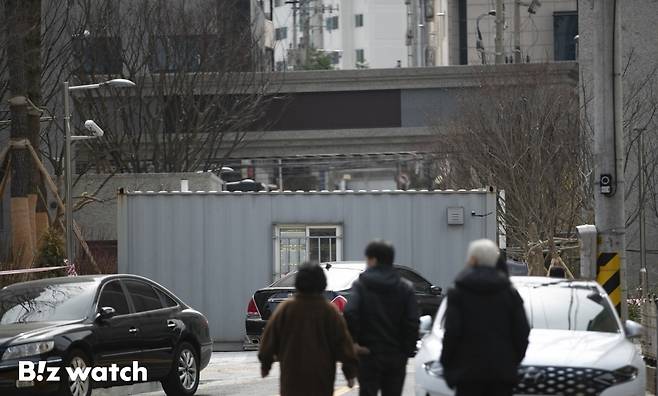 17일 서울 양천구 신목동파라곤 아파트 단지 주변으로 컨테이너박스가 출입을 통제하고 있다./사진=이명근 기자 qwe123@