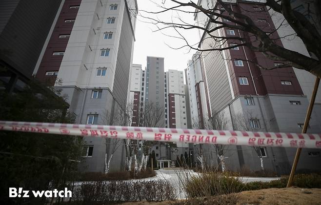 17일 서울 양천구 신목동파라곤 아파트 단지 주변으로 출입금지를 알리는 테이프가 단지를 감싸고 있다./사진=이명근 기자 qwe123@