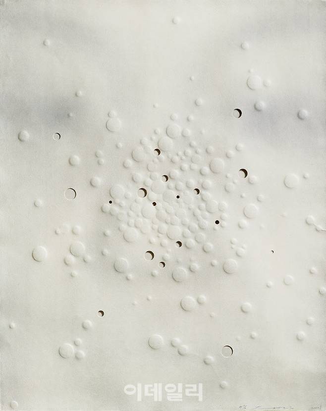 린톈먀오의 ‘또렷하게 06-598A’(Focus Print 06-598A·2007). 눈과 눈썹, 코와 입 등 사람 얼굴 형상이 어렴풋하게 잡힌다. 초상사진에 실을 놓고 머리카락을 붙여 만든 작품은 제목과는 달리 초점이 맞지 않는 게 특징. 린톈먀오가 알 듯 모를 듯, 잡힐 듯 잡히지 않는 ‘나’란 존재를 찾는 방식이다. 종이에 프린트, 50×39㎝, AP(작가소장용) 4점 포함한 에디션 20점 중 세번째. ⓒ린톈먀오·갤러리르롱 제공(ⓒLin Tianmiao, Courtesy Galerie Lelong & Co.).