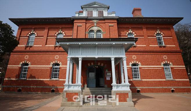 목포근대역사관 1관. 처음에는 일본 영사관이었다. 창문 위 욱일기 문양이 선명하다.