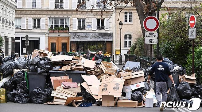 12일(현지시간) 프랑스 파리에서 연금개혁 반대 파업으로 인해 수거되지 않은 쓰레기가 도로 한 곳에 수북이 쌓여 있다. 2023.03.12. ⓒ AFP=뉴스1 ⓒ News1 김성식 기자