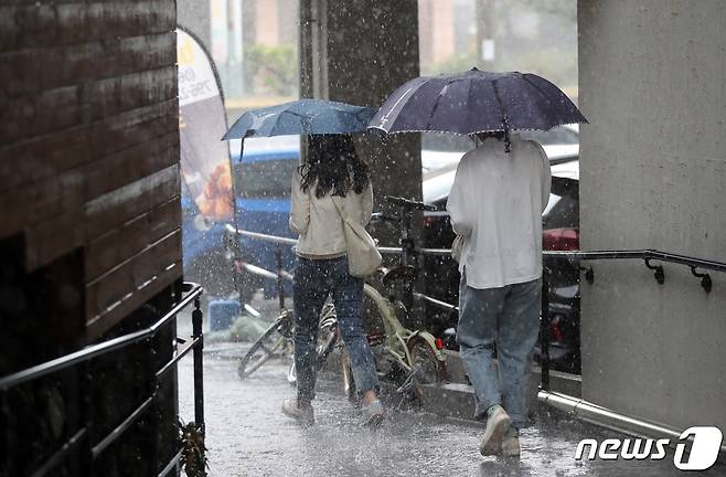 제주시 한림읍 협재해수욕장 인근 도로에서 시민들이 비를 피해 이동하고 있다(뉴스1DB)ⓒ News1 오현지 기자