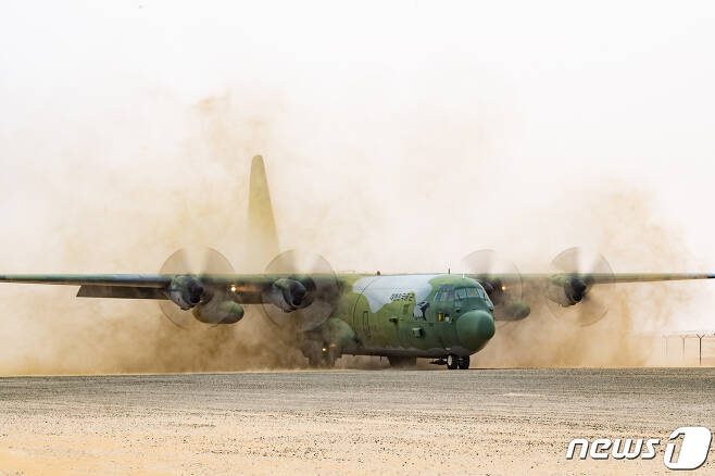 공군은 지난 달 26일부터 아랍에미리트(UAE) 아부다비의 알 다프라 기지에서 UAE 공군사령부가 주관하는 다국적 연합훈련인 '2023년 데저트 플래그(Desert Flag) 훈련'에 참가했다고 17일 밝혔다. 공군 C-130 수송기가 험지 이착륙 훈련에서 비포장 활주로에 착륙하고 있다. (공군 제공) 2023.3.17/뉴스1