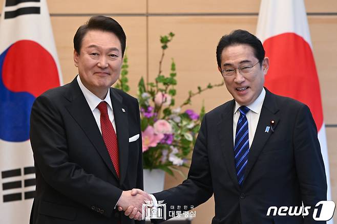 윤석열 대통령(왼쪽)과 기시다 후미오 일본 총리. (대통령실 홈페이지) 2023.3.17/뉴스1 ⓒ News1 오대일 기자