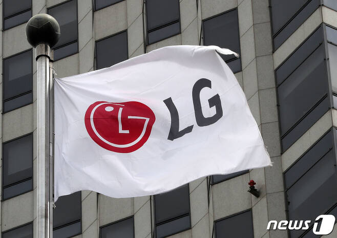 서울 여의도 LG전자 사옥에 LG 깃발이 펄럭이고 있다.  /뉴스1 ⓒ News1 박세연 기자