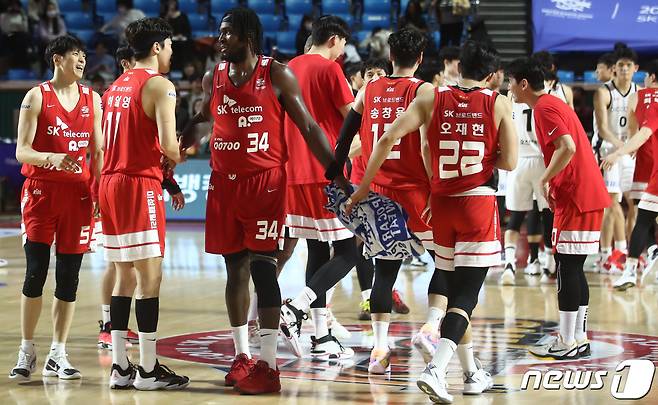 8일 오후 서울 송파구 잠실학생체육관에서 열린 SKT 에이닷 프로농구 2022-2023 KBL 서울 SK나이츠와 수원KT의 경기에서 94대91로 승리한 SK 선수들이 환호하고 있다. 2023.3.8/뉴스1 ⓒ News1 김민지 기자