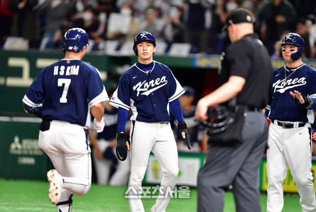 대표팀 4번타자 김하성이 13일 도쿄돔에서 열린 2023 WBC 예선 대한민국과 중국의 경기 5회초 무사 만루에서 만루홈런을 터트린 후 홈인하고 있다. 강영조기자 kanjo@sportsseoul.com