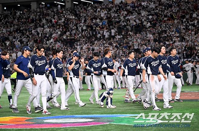 2023 월드베이스볼클래식(WBC) 한국과 일본의 경기가 10일 일본 도쿄돔에서 열렸다. 한국이 13-4로 패했다. 팬들에게 인사를 한 후 발걸음을 옮기는 선수들의 모습. 도쿄(일본)=허상욱 기자wook@sportschosun.com/2023.03.10/