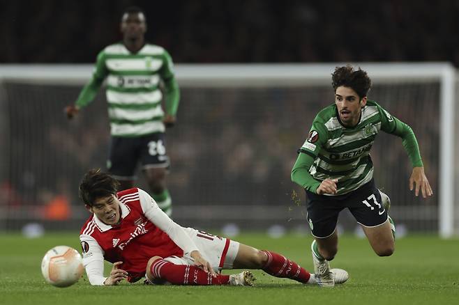Arsenal's Takehiro Tomiyasu, left, duels for the ball with Sporting's Francisco Trincao during the Europa League round of 16, second leg, soccer match between Arsenal and Sporting CP at the Emirates stadium in London, Thursday, March 16, 2023. (AP Photo/Ian Walton)<저작권자(c) 연합뉴스, 무단 전재-재배포 금지>