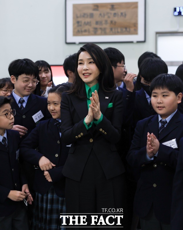 윤석열 대통령과 함께 일본을 방문한 김건희 여사가 17일 동경한국학교를 방문해 학생들과 기념촬영을 하고 있다. /뉴시스