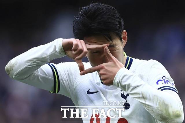 아시아 선수 최초의 EPL 100호골에 도전하는 토트넘 공격수 손흥민이 17일 세계 최고의 평판 선수에게 수여하는 2022 FRA 선수 부문 상을 수상했다. EPL 통산 99호골을 터뜨린 뒤 특유의 '찰칵 세리머니'를 펼치고 있는 손흥민./런던=AP.뉴시스