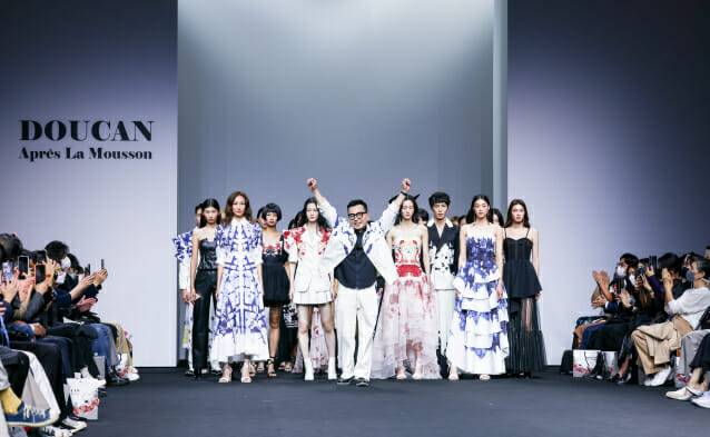 2023SS 서울패션위크에 참석한 최충훈 두칸 대표(중앙)