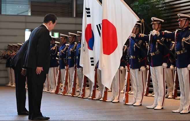 1박2일 일정으로 일본을 방문한 윤석열 대통령이 16일 오후 일본 도쿄 총리 관저에서 기시다 후미오 총리와 의장대 사열을 하며 양국 국기에 예를 갖추고 있다. [이미지출처=연합뉴스]