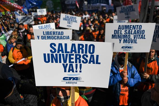 지난해 7월 28일(현지 시각) 아르헨티나 부에노스아이레스에서 시위대가 고물가에 반발, 정부에 기본 임금과 사회 지원금을 요구하며 행진하고 있다./AFP 연합뉴스