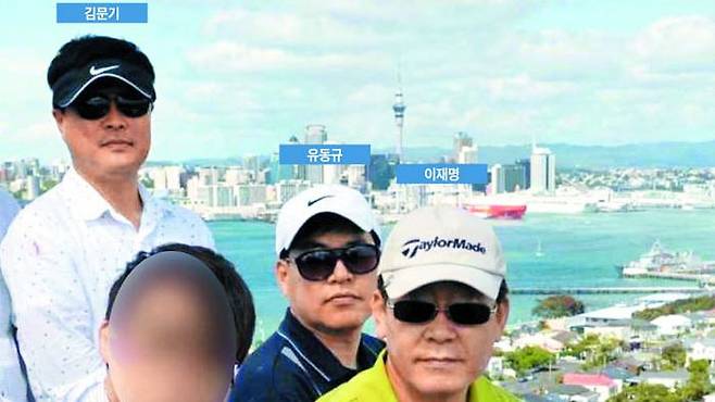 또 나온 뉴질랜드 출장사진… 李 모자엔 '골프장 볼마커' - 더불어민주당 이재명(맨 오른쪽) 대통령 후보가 성남시장 재직 당시인 2015년 뉴질랜드 출장지에서 성남도시개발공사의 유동규(가운데) 전 기획본부장, 고(故) 김문기(뒷줄 맨 왼쪽) 개발사업 1처장과 함께 촬영한 사진. 이 사진에 대해 국민의힘 측은“당시 이 후보가 착용한 모자에‘볼마커(골프장에서 쓰는 도구)’가 꽂혀 있다”며“출장 가서 골프도 친 것이냐”라고 했다. /국민의힘 이기인 성남시의원 제공
