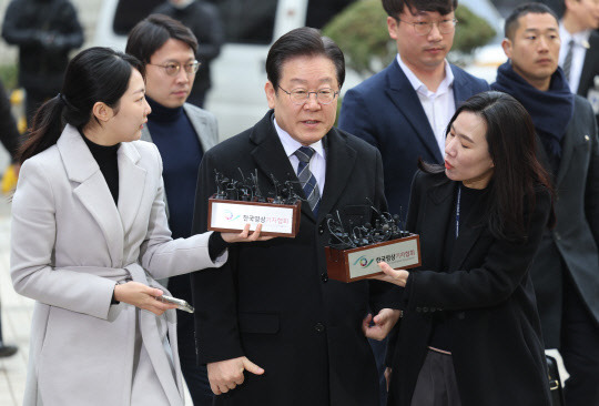 지난 대선 과정에서 허위 발언을 한 혐의로 기소된 더불어민주당 이재명 대표가 17일 오전 서울 서초구 중앙지법에서 열린 공직선거법 위반 사건 2회 공판에 출석하고 있다.  연합뉴스